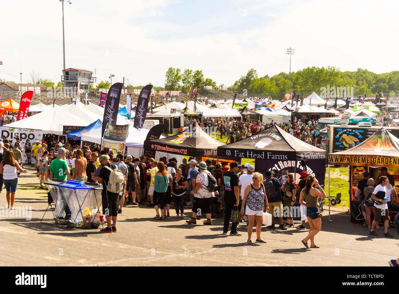 Clio, Michigan, États-Unis. 8 Juin 2019. Hightimes Cannabis Cup, Michigan. Une foule énorme à l'Auto City Speedway pour la première coupe de cannabis au Michigan après la légalisation. Banque D'Images