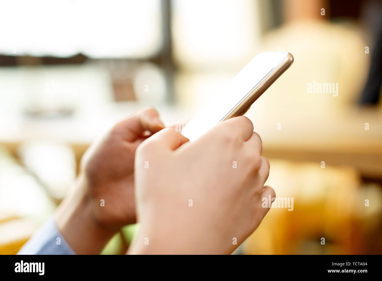 Serveuse et serveur sont en service Banque D'Images