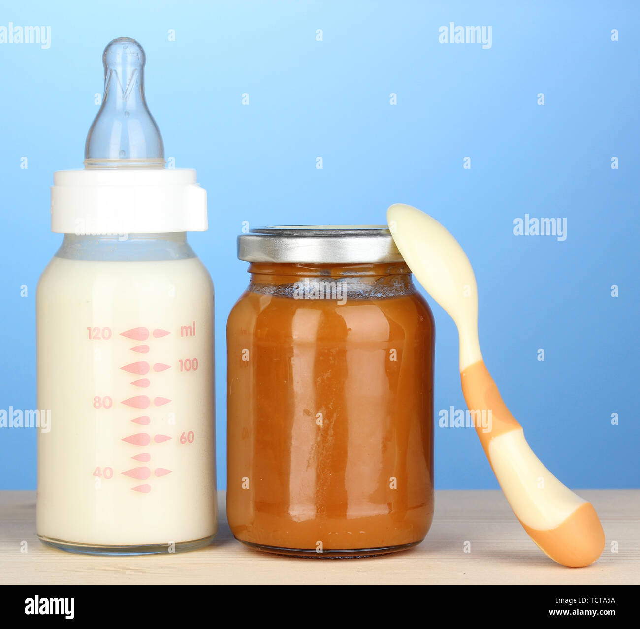 Les aliments pour bébé, bouteille de lait et la purée sur fond bleu Photo  Stock - Alamy