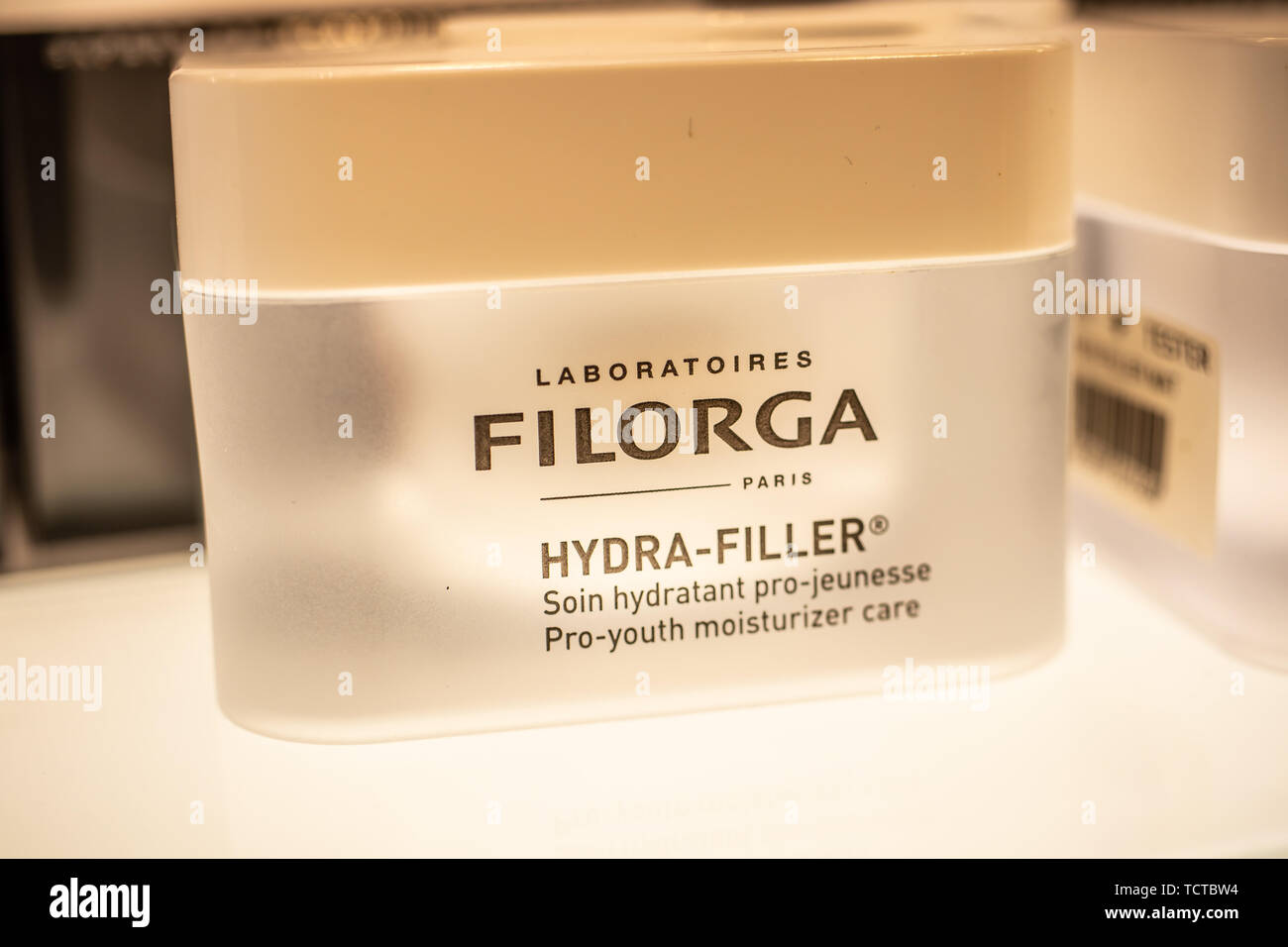Genève, Suisse, le 10 mars, 2019 Laboratoires FILORGA Paris Hydra Filler Sérum Réparateur quotidien sur l'écran pour la vente, des produits cosmétiques anti-âge Banque D'Images