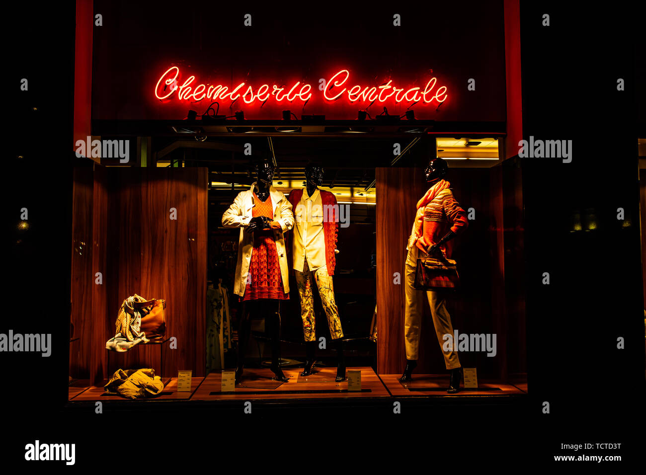 Genève, Suisse, le 05 mars 2019, une boutique à la mode magasin Centrale Chemiserie et les produits de luxe, logo, signe. Nouvelle collection Printemps 2019 Banque D'Images