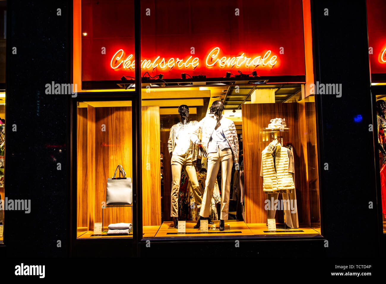 Genève, Suisse, le 05 mars 2019, une boutique à la mode magasin Centrale Chemiserie et les produits de luxe, logo, signe. Nouvelle collection Printemps 2019 Banque D'Images