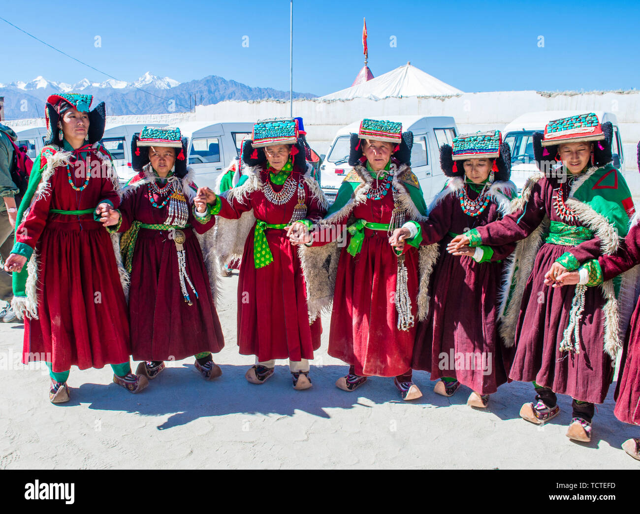 Les ladakhis avec costumes traditionnels participe au Festival à Leh Ladakh Inde Banque D'Images