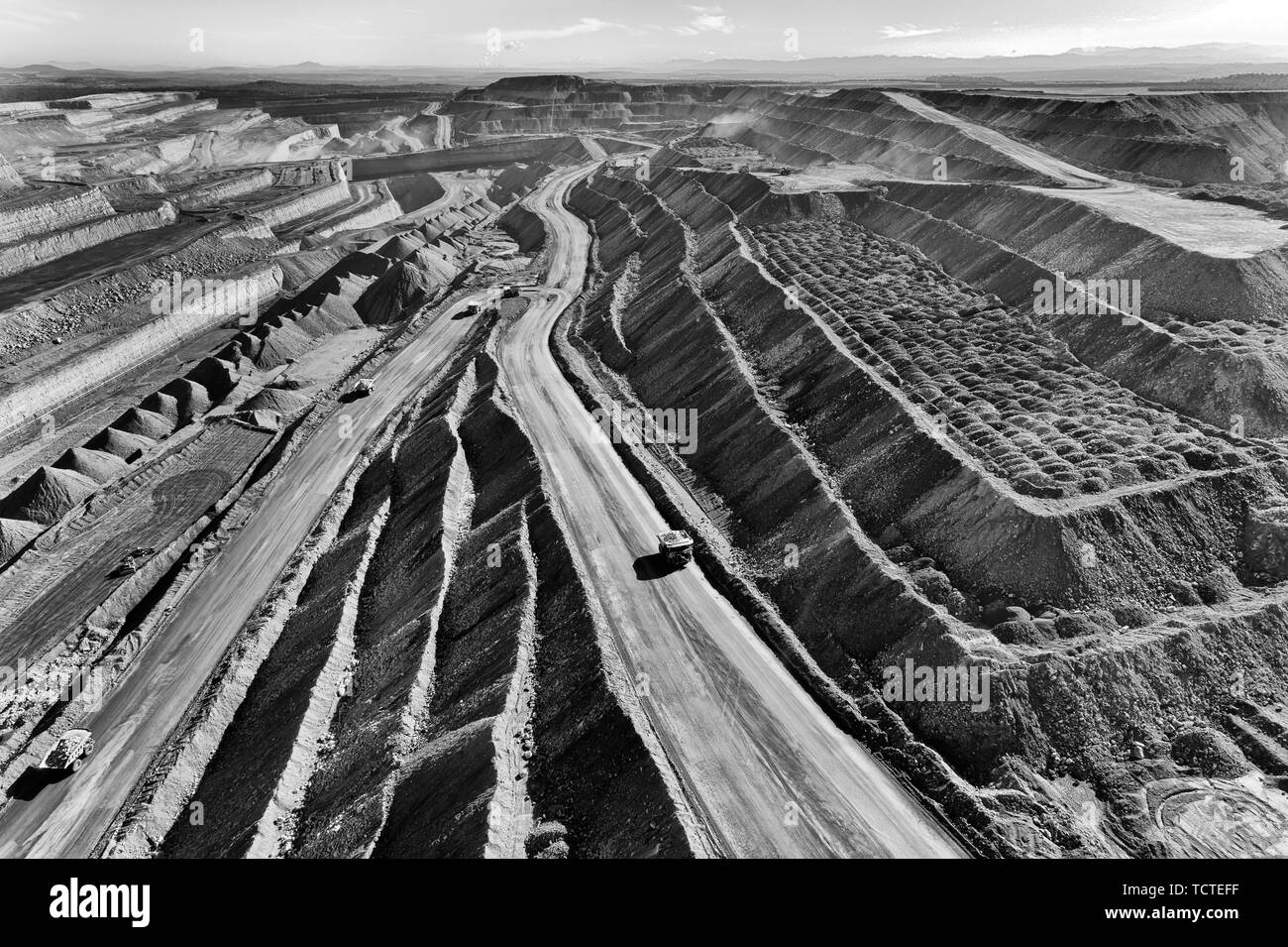 Mine de charbon à ciel ouvert dans la région de la vallée Hunter fournissant Liddell et Baywaters excavation centrales charbon par d'énormes camions de l'botton via serpentin Banque D'Images