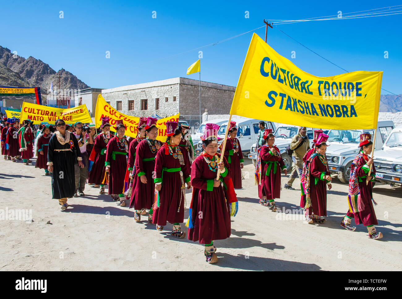 Les ladakhis avec costumes traditionnels participe au Festival à Leh Ladakh Inde Banque D'Images