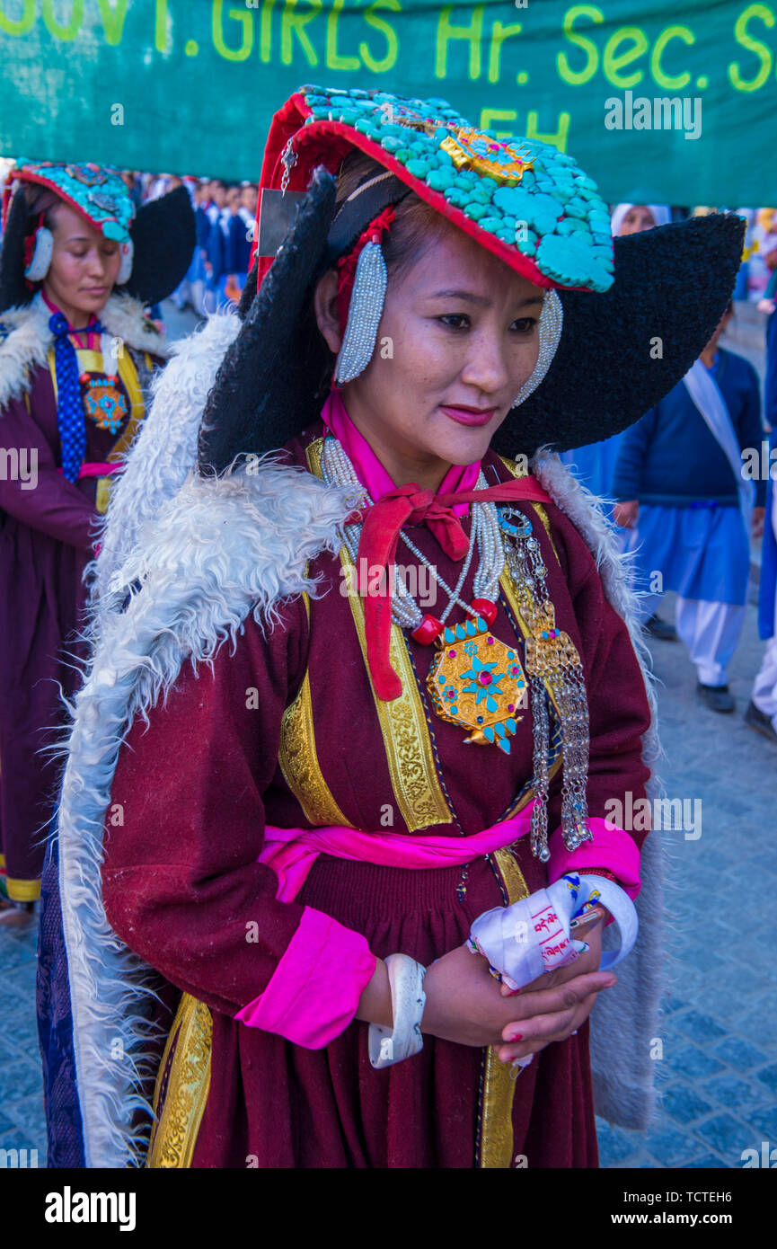 Les ladakhis avec costumes traditionnels participe au Festival à Leh Ladakh Inde Banque D'Images