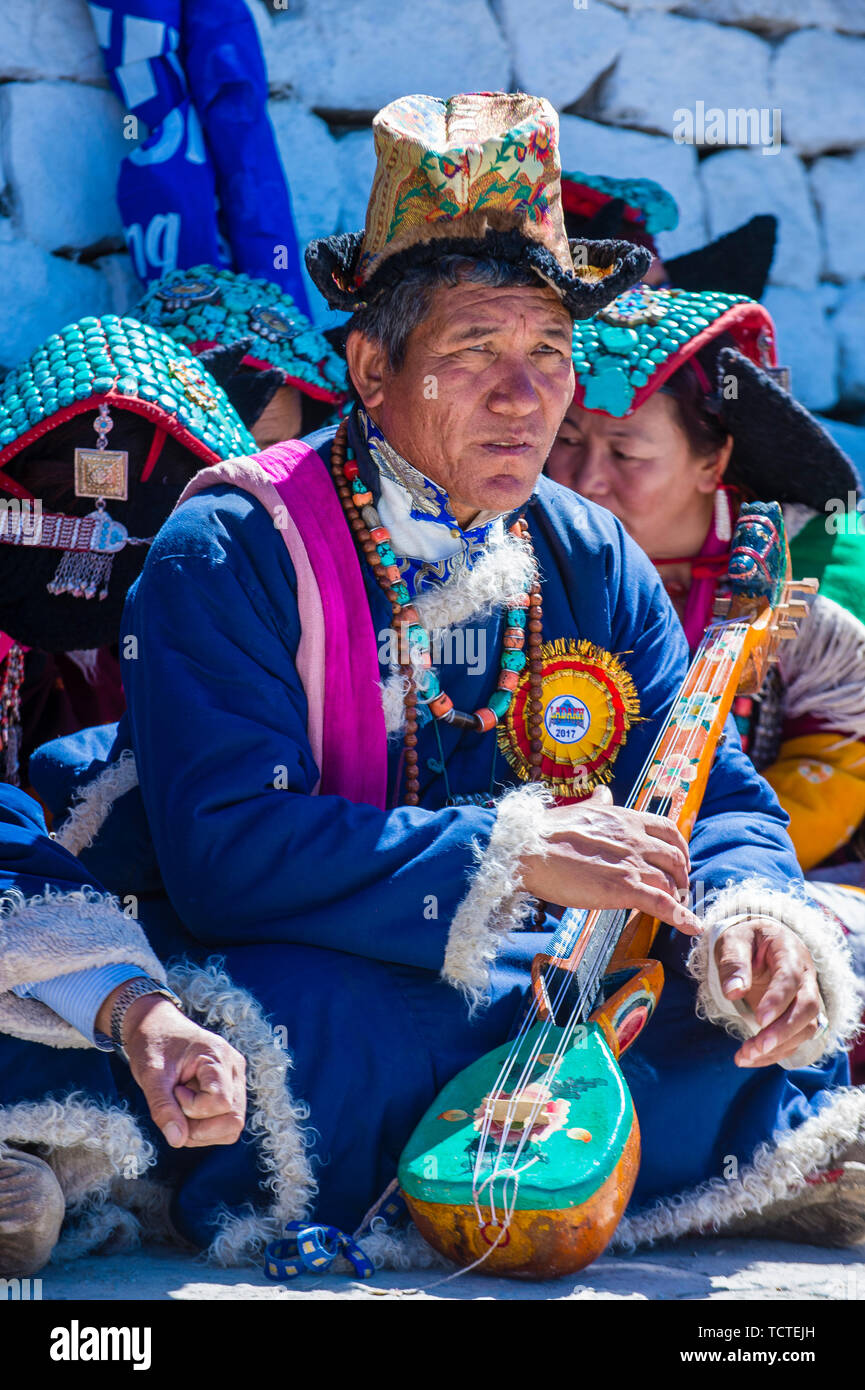 Les ladakhis avec costumes traditionnels participe au Festival à Leh Ladakh Inde Banque D'Images