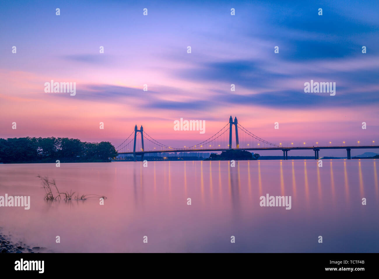 La nuit tombe dans la rivière Xiangjiang Banque D'Images