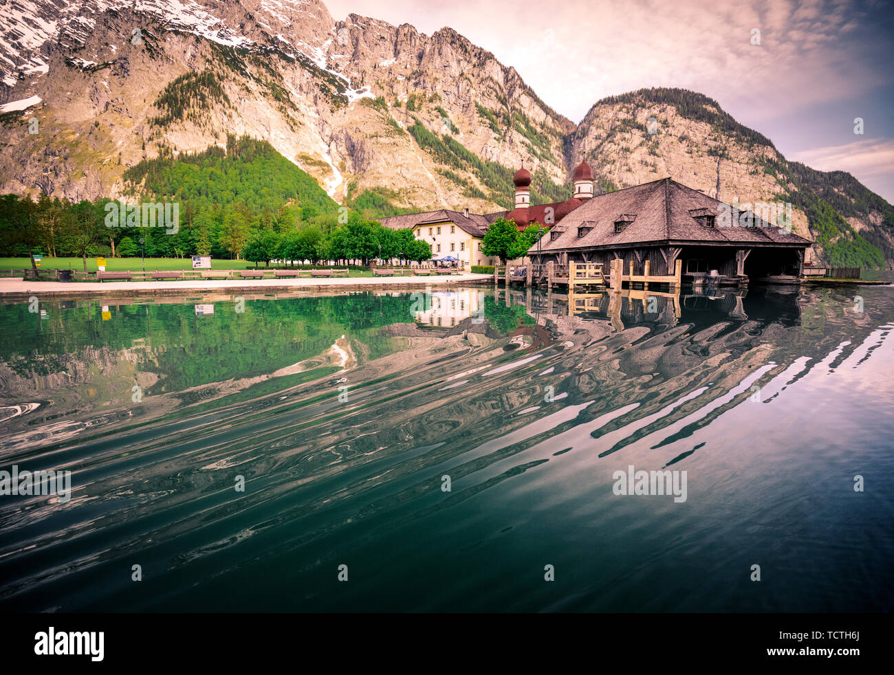 Église Saint Barthélémy (Bartholoma, Bartholomae) sur le lac Konigssee en Allemagne. Banque D'Images