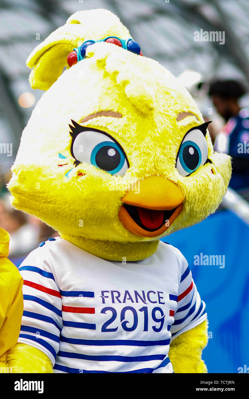 Grenoble, France. 09Th Juin, 2019. Brésil VS. Jamaïque - Ettie, la mascotte  de la Coupe du monde, avant le match entre le Brésil et la Jamaïque, valide  pour la FIFA 2019 Femmes&# 39;de