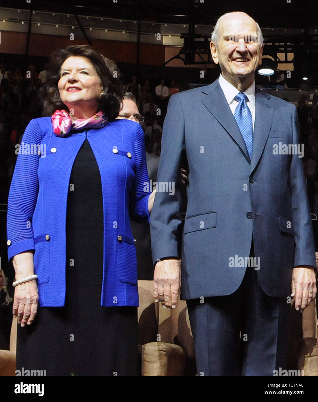 Orlando, Floride. 09Th Juin, 2019. Russell M. Nelson, le 94 ans, président de l'Église de Jésus-Christ des Saints des Derniers Jours, s'ouvre sur le public avec sa femme, Wendy Nelson, avant de parler en un centre de dévotion à la Compagnie le 9 juin 2019 à Orlando, Floride. Crédit : Paul Hennessy/Alamy Live News Banque D'Images
