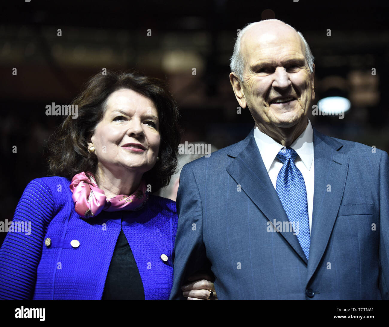 Orlando, Floride. 09Th Juin, 2019. Russell M. Nelson, le 94 ans, président de l'Église de Jésus-Christ des Saints des Derniers Jours, s'ouvre sur le public avec sa femme, Wendy Nelson, avant de parler en un centre de dévotion à la Compagnie le 9 juin 2019 à Orlando, Floride. Crédit : Paul Hennessy/Alamy Live News Banque D'Images