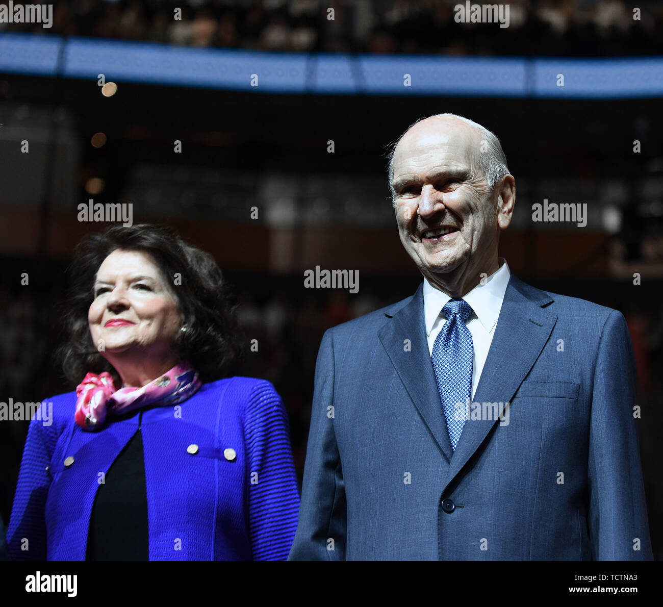 Orlando, Floride. 09Th Juin, 2019. Russell M. Nelson, le 94 ans, président de l'Église de Jésus-Christ des Saints des Derniers Jours, s'ouvre sur le public avec sa femme, Wendy Nelson, avant de parler en un centre de dévotion à la Compagnie le 9 juin 2019 à Orlando, Floride. Crédit : Paul Hennessy/Alamy Live News Banque D'Images