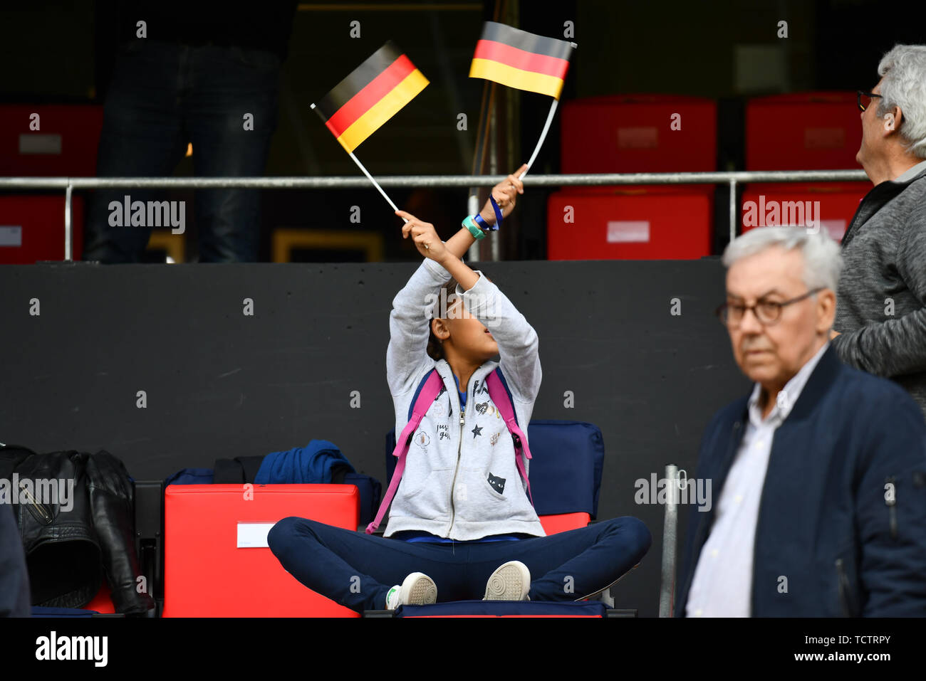 Petite fille à la tribune avec l'Allemagne 2 drapeaux, 08.06.2019, Rennes (France), Football, Coupe du Monde féminine de la FIFA, Allemagne 2019 - La Chine, la réglementation de la fifa d'INTERDIRE TOUTE UTILISATION DES PHOTOGRAPHIES COMME DES SÉQUENCES D'IMAGES ET / OU DE QUASI VIDÉO. Dans le monde d'utilisation | Banque D'Images