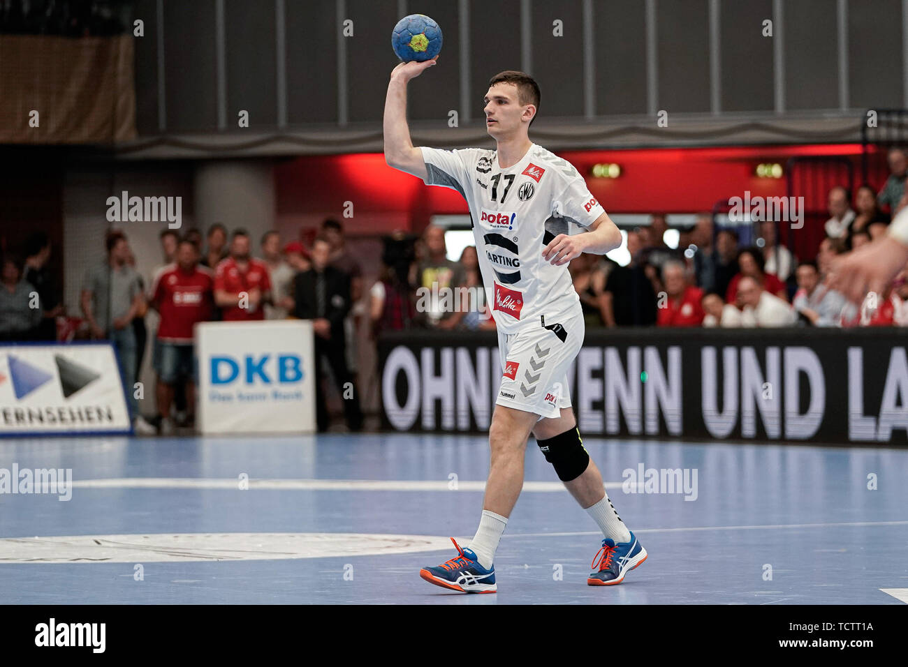 Aliaksandr Padshyvalau (GWD, 17), sur la balle, cut out, corps plein, seule image, action, action, 09.06.2019, Ludwigshafen am Rhein, handball, DKB Bundesliga, TSG (Ludwigshafen-Friesenheim Les hiboux) - TSV GWD Minden | conditions dans le monde entier Banque D'Images