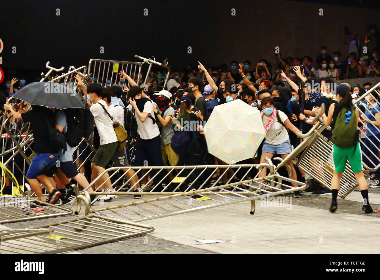 Hong Kong, Chine. 10 Juin, 2019. Hong Kong, Chine - le 10 juin 2019. On estime que 1 millions de personnes sont descendues dans les rues de Hong Kong pour manifester contre un projet de loi sur l'extradition controversée. Les manifestants et les policiers sont dans l'affrontement direct. Gonzales : Crédit Photo/Alamy Live News Banque D'Images