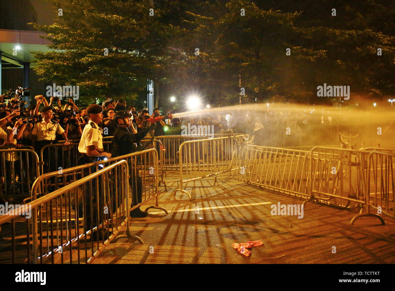 Hong Kong, Chine. 10 Juin, 2019. Hong Kong, Chine - le 10 juin 2019. On estime que 1 millions de personnes sont descendues dans les rues de Hong Kong pour manifester contre un projet de loi sur l'extradition controversée. Manifestants et policiers sont en opposition directe près de Tim Mei Road. Gonzales : Crédit Photo/Alamy Live News Banque D'Images
