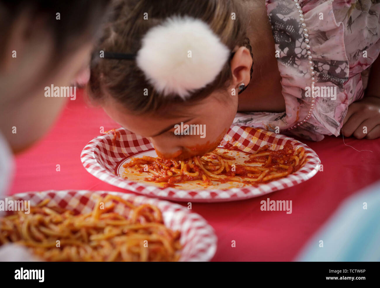 Vancouver, Canada. 9 juin, 2019. Une jeune fille participe à un concours de manger des spaghettis au cours de la 10e Journée italienne à Vancouver, Canada, 9 juin 2019. Credit : Liang Sen/Xinhua/Alamy Live News Banque D'Images