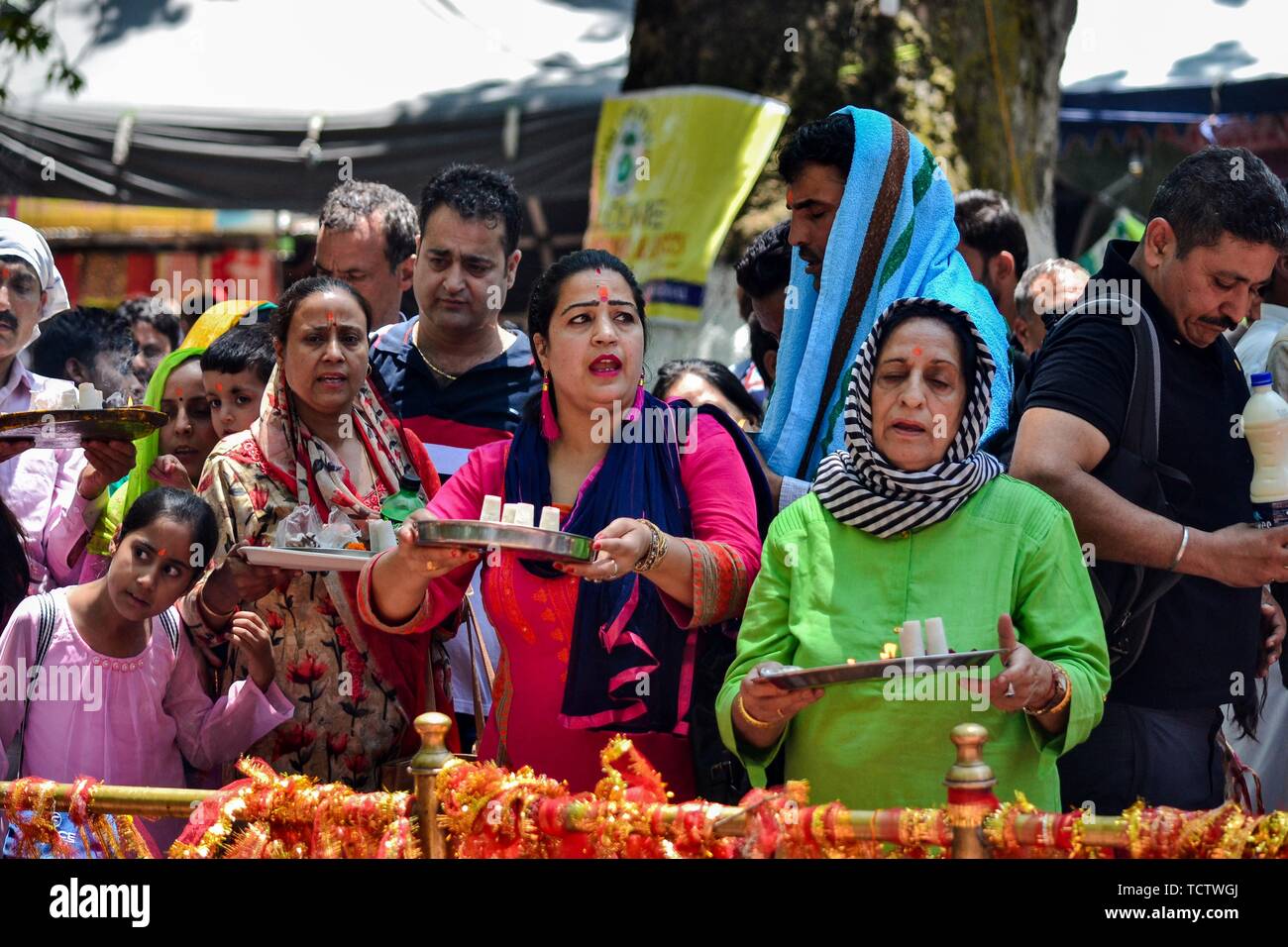 Les dévots effectuer au rituels Kheer Bhawani temple pendant le festival hindou annuel dans le district de Ganderbal, à environ 30km au nord-est de Srinagar au Cachemire. Des milliers d'hindous du Cachemire, dont beaucoup ont été déplacées il y a 20 ans, ont assisté au festival afin d'adorer la déesse hindou Mata Kheer Bhawani le jour de sa naissance. Quelque 200 000 pandits cachemiris ont fui la région au début des années 90 au début de l'insurrection contre la règle indienne principalement à la ville du sud de l'hindou du Jammu-et ils reviennent chaque année pour le festival. Banque D'Images