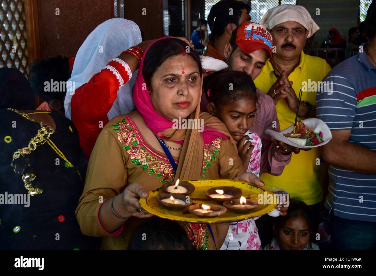 Un dévot effectue au rituels Kheer Bhawani temple pendant le festival hindou annuel dans le district de Ganderbal, à environ 30km au nord-est de Srinagar au Cachemire. Des milliers d'hindous du Cachemire, dont beaucoup ont été déplacées il y a 20 ans, ont assisté au festival afin d'adorer la déesse hindou Mata Kheer Bhawani le jour de sa naissance. Quelque 200 000 pandits cachemiris ont fui la région au début des années 90 au début de l'insurrection contre la règle indienne principalement à la ville du sud de l'hindou du Jammu-et ils reviennent chaque année pour le festival. Banque D'Images