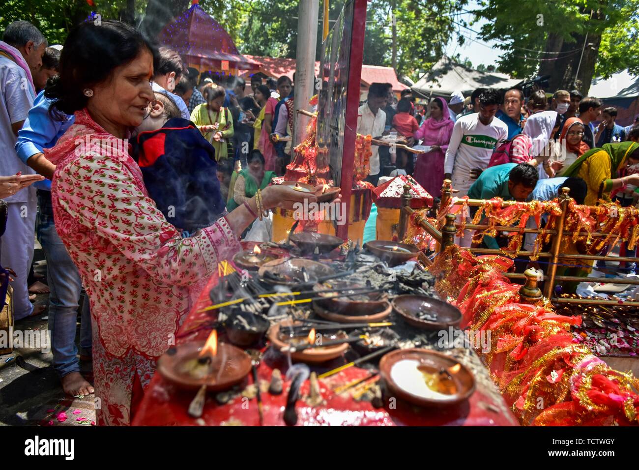 Un dévot effectue au rituels Kheer Bhawani temple pendant le festival hindou annuel dans le district de Ganderbal, à environ 30km au nord-est de Srinagar au Cachemire. Des milliers d'hindous du Cachemire, dont beaucoup ont été déplacées il y a 20 ans, ont assisté au festival afin d'adorer la déesse hindou Mata Kheer Bhawani le jour de sa naissance. Quelque 200 000 pandits cachemiris ont fui la région au début des années 90 au début de l'insurrection contre la règle indienne principalement à la ville du sud de l'hindou du Jammu-et ils reviennent chaque année pour le festival. Banque D'Images