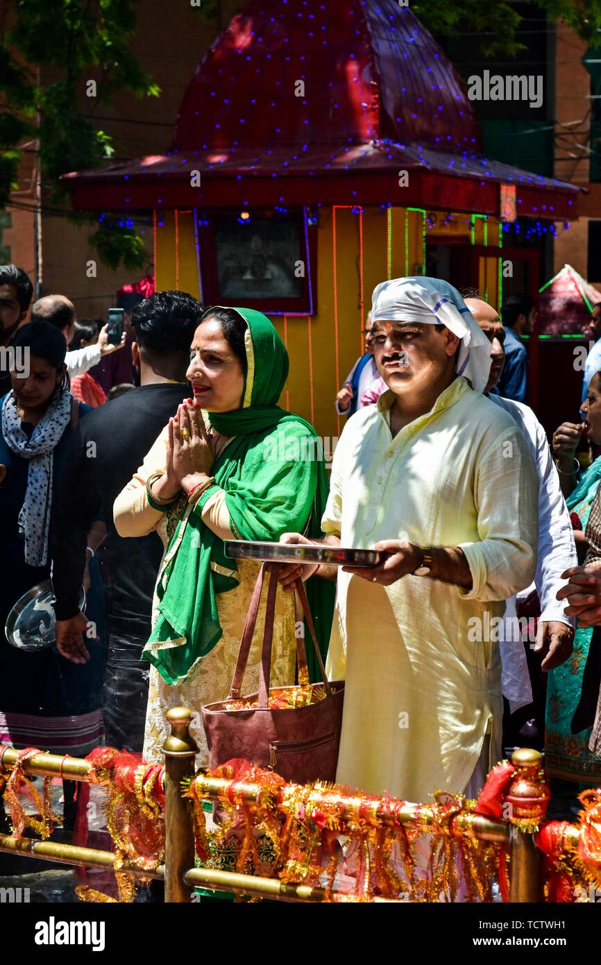 Les dévots prient à l'Kheer Bhawani temple pendant le festival hindou annuel dans le district de Ganderbal, à environ 30km au nord-est de Srinagar au Cachemire. Des milliers d'hindous du Cachemire, dont beaucoup ont été déplacées il y a 20 ans, ont assisté au festival afin d'adorer la déesse hindou Mata Kheer Bhawani le jour de sa naissance. Quelque 200 000 pandits cachemiris ont fui la région au début des années 90 au début de l'insurrection contre la règle indienne principalement à la ville du sud de l'hindou du Jammu-et ils reviennent chaque année pour le festival. Banque D'Images