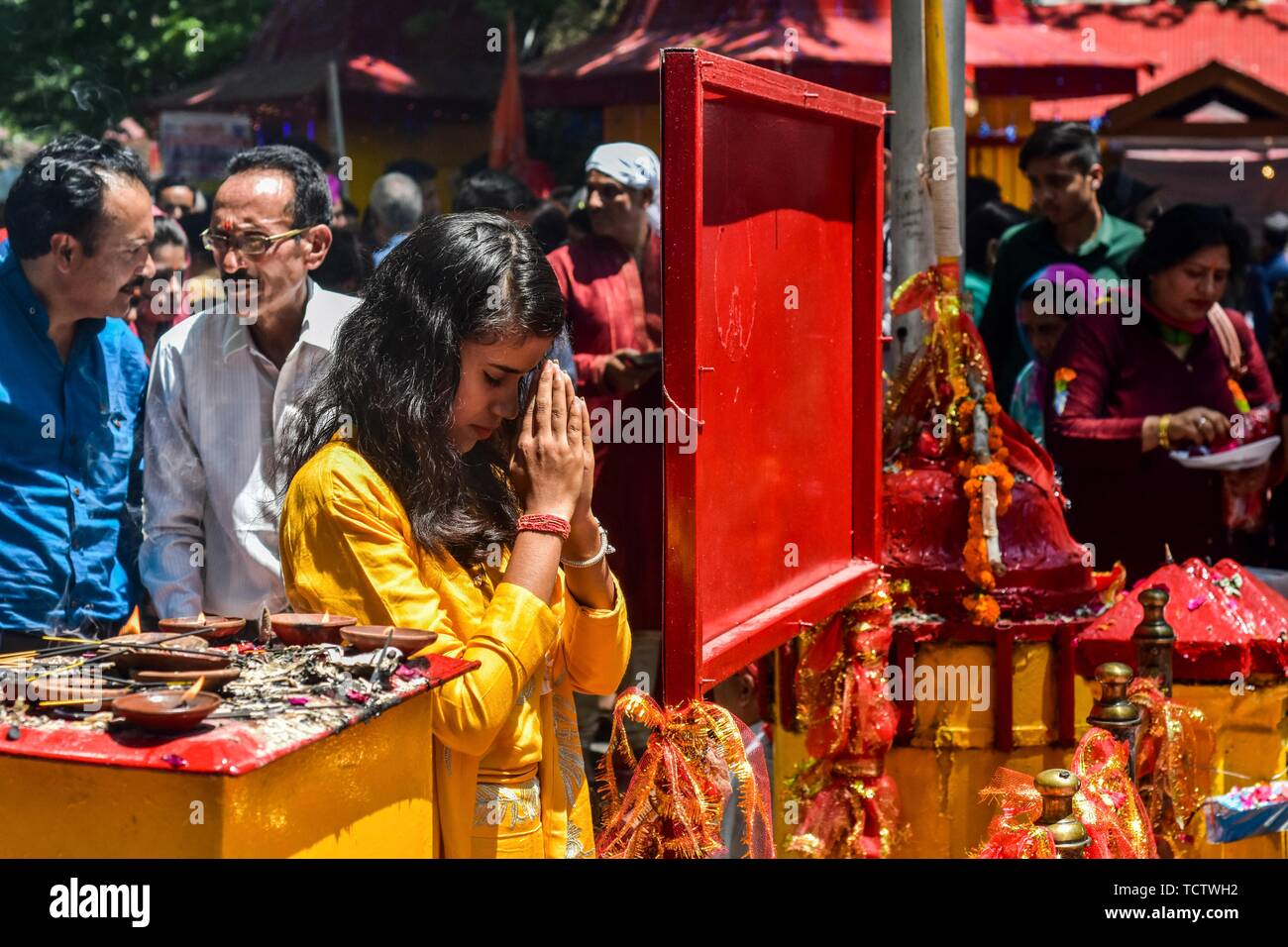 Un dévot prie au Kheer Bhawani temple pendant le festival hindou annuel dans le district de Ganderbal, à environ 30km au nord-est de Srinagar au Cachemire. Des milliers d'hindous du Cachemire, dont beaucoup ont été déplacées il y a 20 ans, ont assisté au festival afin d'adorer la déesse hindou Mata Kheer Bhawani le jour de sa naissance. Quelque 200 000 pandits cachemiris ont fui la région au début des années 90 au début de l'insurrection contre la règle indienne principalement à la ville du sud de l'hindou du Jammu-et ils reviennent chaque année pour le festival. Banque D'Images