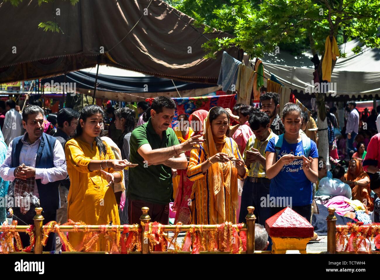 Les dévots effectuer au rituels Kheer Bhawani temple pendant le festival hindou annuel dans le district de Ganderbal, à environ 30km au nord-est de Srinagar au Cachemire. Des milliers d'hindous du Cachemire, dont beaucoup ont été déplacées il y a 20 ans, ont assisté au festival afin d'adorer la déesse hindou Mata Kheer Bhawani le jour de sa naissance. Quelque 200 000 pandits cachemiris ont fui la région au début des années 90 au début de l'insurrection contre la règle indienne principalement à la ville du sud de l'hindou du Jammu-et ils reviennent chaque année pour le festival. Banque D'Images