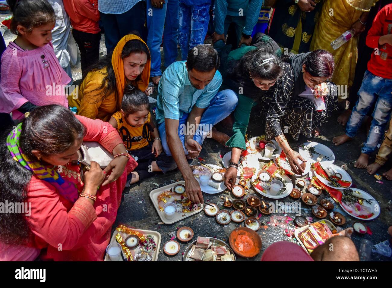 Les dévots effectuer au rituels Kheer Bhawani temple pendant le festival hindou annuel dans le district de Ganderbal, à environ 30km au nord-est de Srinagar au Cachemire. Des milliers d'hindous du Cachemire, dont beaucoup ont été déplacées il y a 20 ans, ont assisté au festival afin d'adorer la déesse hindou Mata Kheer Bhawani le jour de sa naissance. Quelque 200 000 pandits cachemiris ont fui la région au début des années 90 au début de l'insurrection contre la règle indienne principalement à la ville du sud de l'hindou du Jammu-et ils reviennent chaque année pour le festival. Banque D'Images