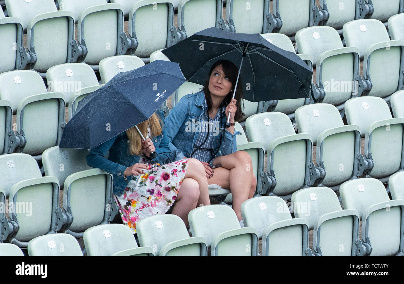 Stuttgart, Allemagne. 10 Juin, 2019. Tennis : ATP-Tour - Stuttgart, seul, les hommes, 1er tour : Deux femmes siègent à la tribune de la cour centrale avec des parasols au cours d'une douche à effet pluie. Credit : Silas Stein/dpa/Alamy Live News Banque D'Images