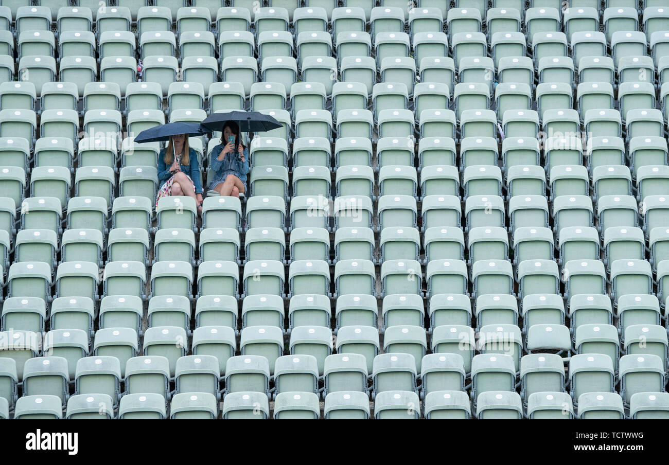 Stuttgart, Allemagne. 10 Juin, 2019. Tennis : ATP-Tour - Stuttgart, seul, les hommes, 1er tour : Deux femmes siègent à la tribune de la cour centrale avec des parasols au cours d'une douche à effet pluie. Credit : Silas Stein/dpa/Alamy Live News Banque D'Images