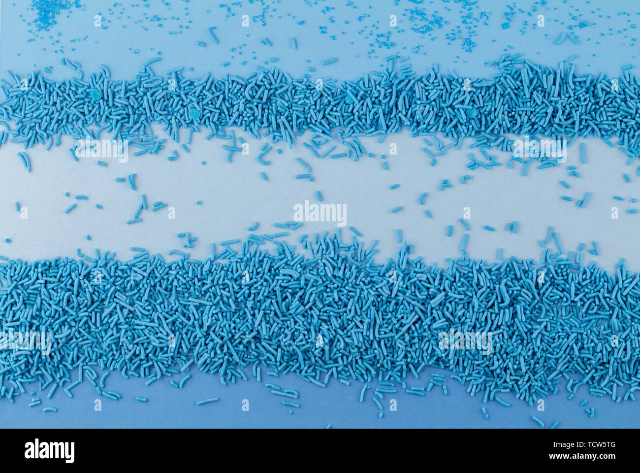 Saupoudrer avec fond de couleur bleu garniture gâteau de cristaux de sucre et sprinkles - Vue de dessus avec l'espace de texte Banque D'Images