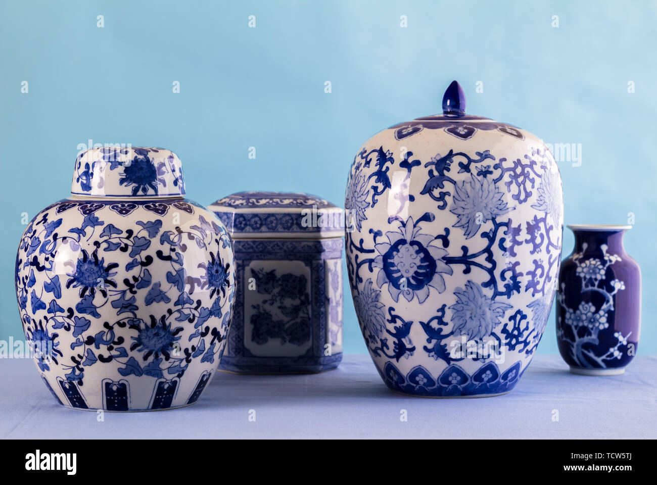 La vie toujours avec des pots en céramique bleu et blanc et le gingembre bocaux avec focus différentiel Banque D'Images