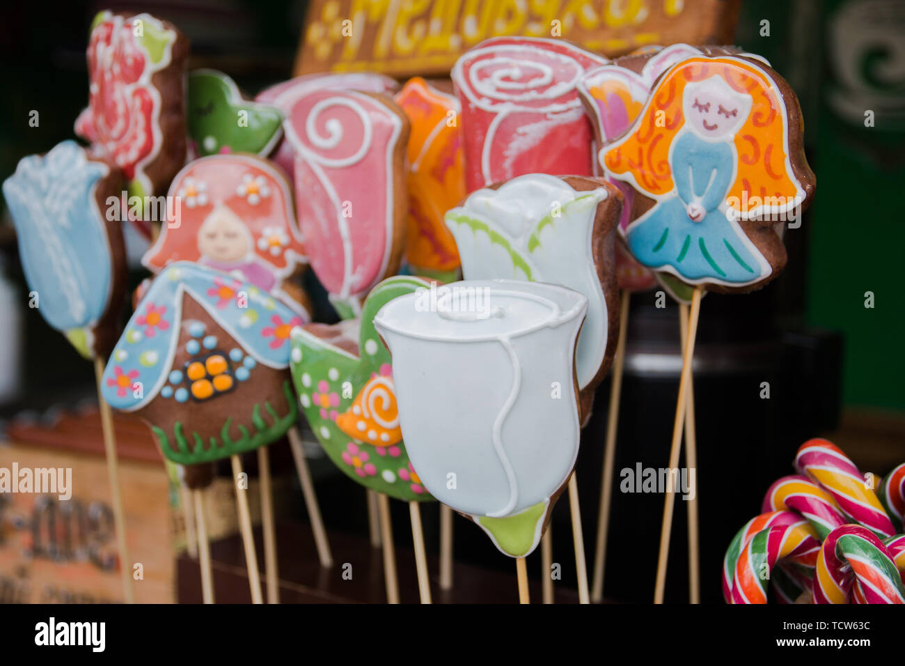 Une variété de biscuits au gingembre sur un bâton avec des images des différentes versions de dessins dans le parc. Banque D'Images