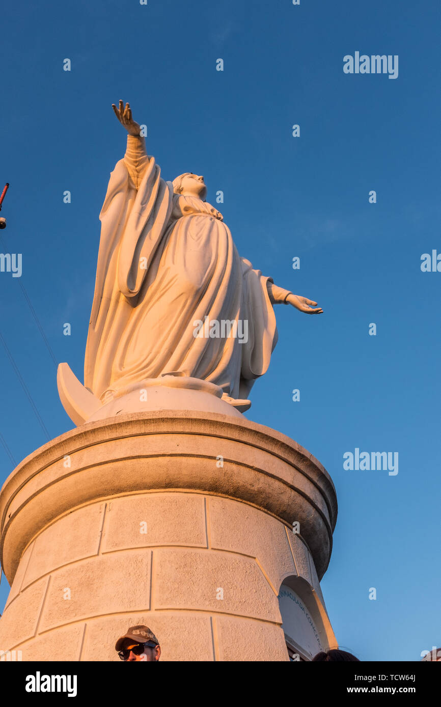 Un gros plan de la statue au sommet de colline de San Cristobal à Santiago, Chili contre un ciel bleu Banque D'Images