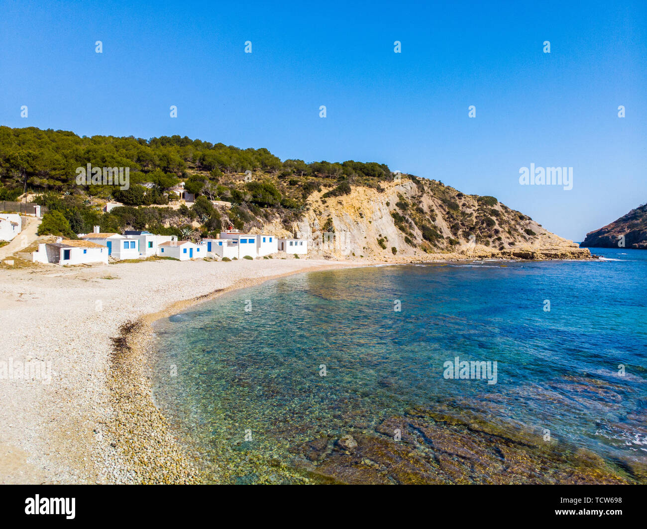 Les petites maisons de pêcheurs blanches dans Barraca Portitxol beach, à Javea, Espagne Banque D'Images