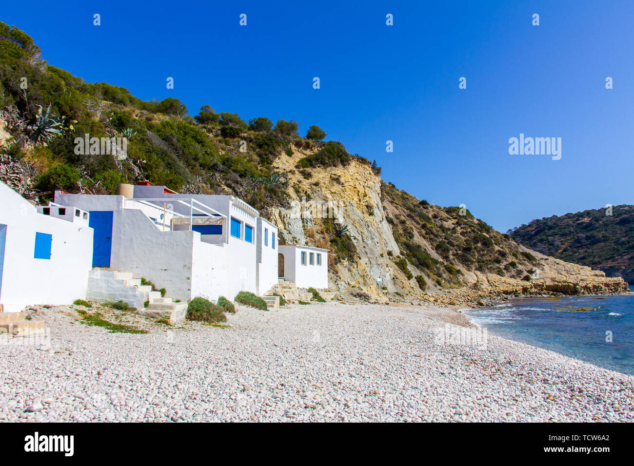 Les petites maisons de pêcheurs blanches dans Barraca Portitxol beach, à Javea, Espagne Banque D'Images