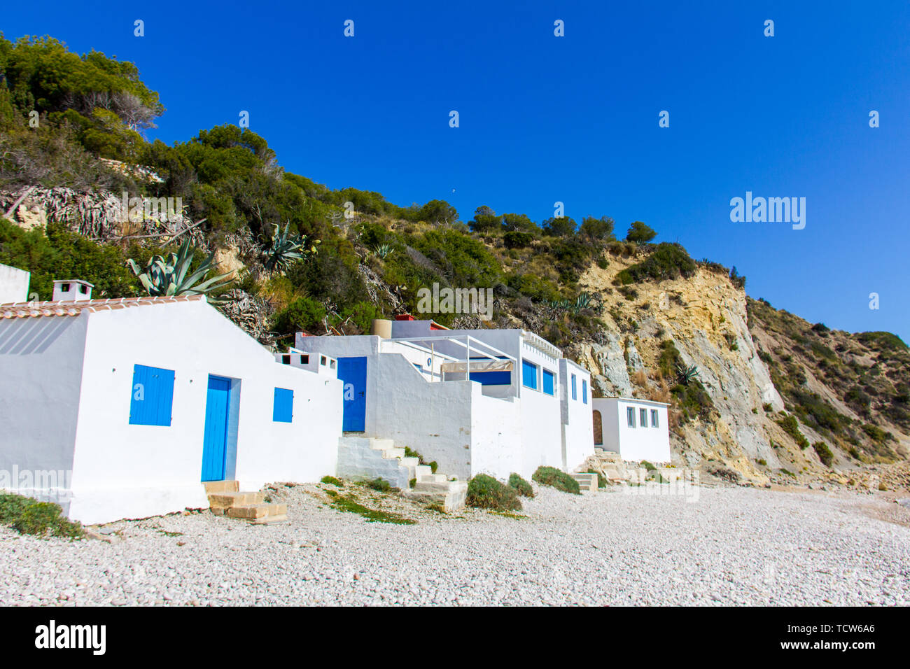 Les petites maisons de pêcheurs blanches dans Barraca Portitxol beach, à Javea, Espagne Banque D'Images