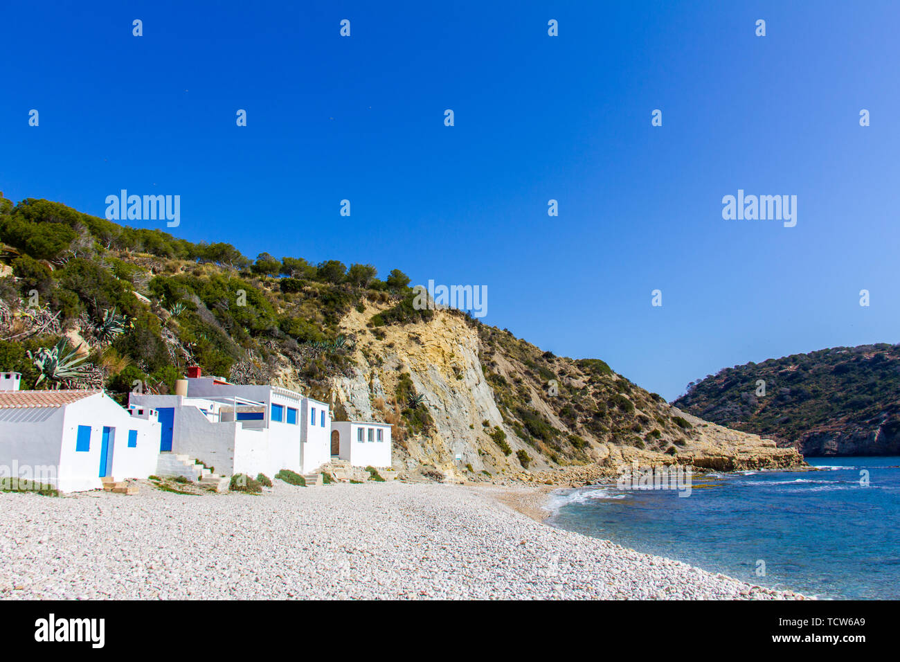 Les petites maisons de pêcheurs blanches dans Barraca Portitxol beach, à Javea, Espagne Banque D'Images
