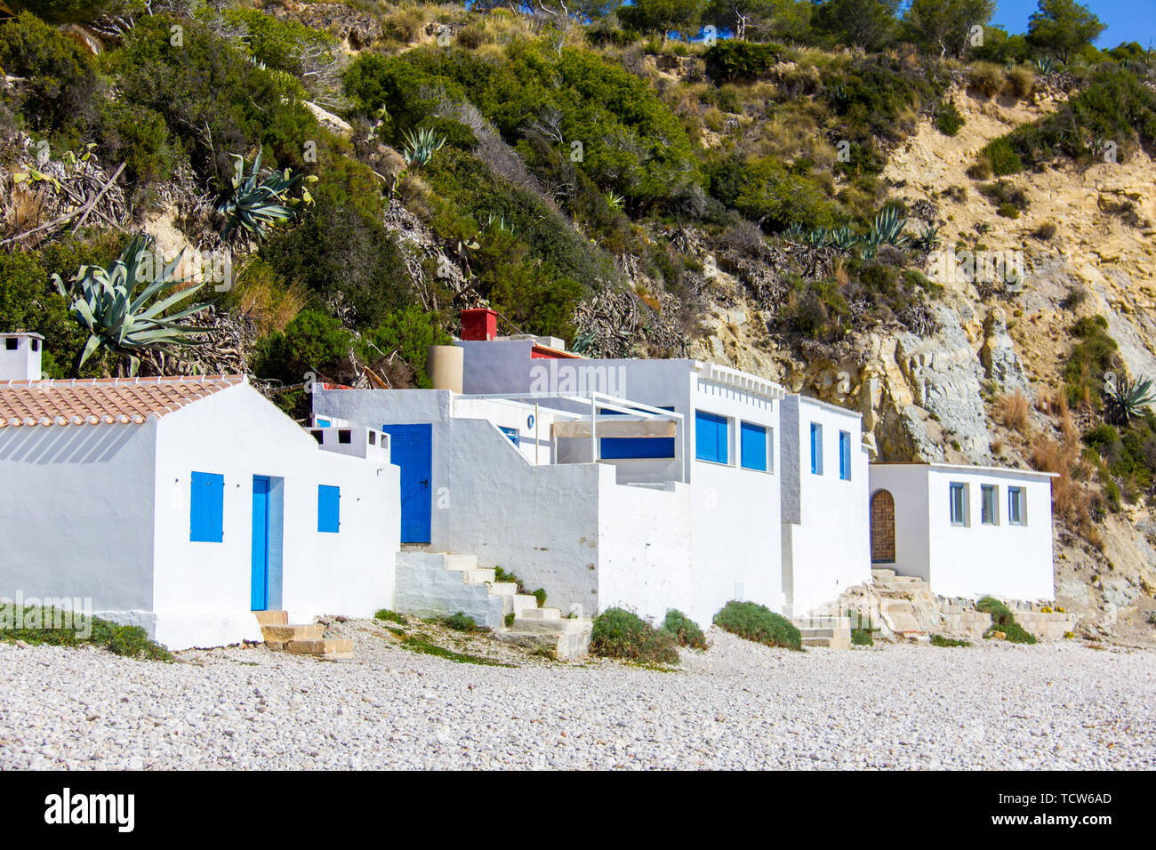 Les petites maisons de pêcheurs blanches dans Barraca Portitxol beach, à Javea, Espagne Banque D'Images