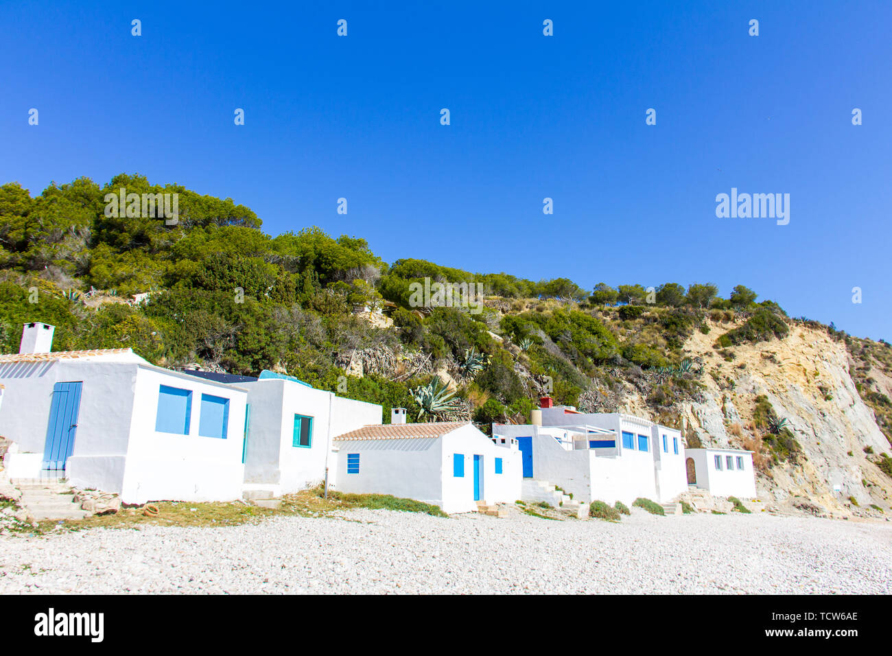 Les petites maisons de pêcheurs blanches dans Barraca Portitxol beach, à Javea, Espagne Banque D'Images