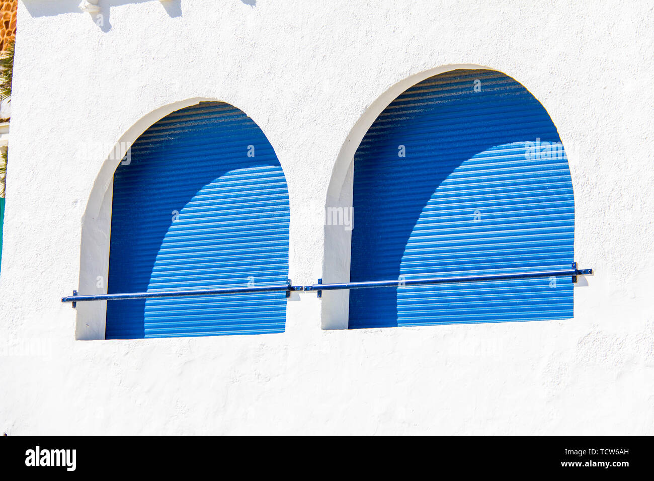 Détail d'une fenêtre dans un typique bâtiment blanc et bleu de la Méditerranée, dans la région de Barraca Portitxol beach, à Javea, Espagne Banque D'Images