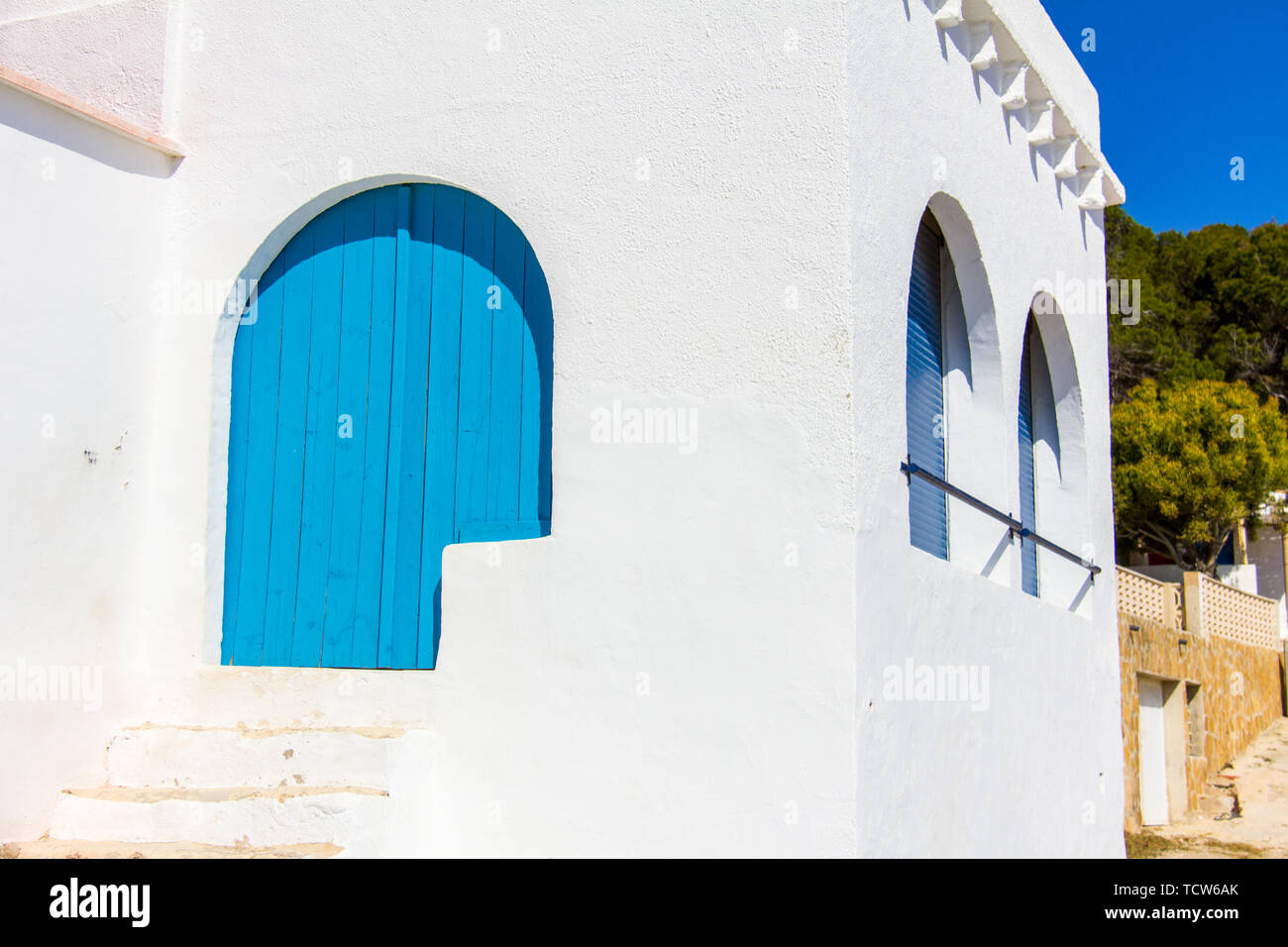 Un blanc méditerranéen typique et Blue House, dans Barraca Portitxol plage, à Javea, Espagne Banque D'Images