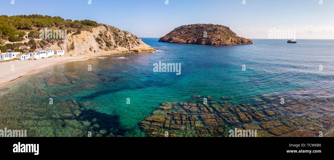 Vue panoramique de la plage à Javea Barraca Portitxol, Espagne, avec un peu de blanc et bleu, typique des maisons de la Méditerranée Banque D'Images