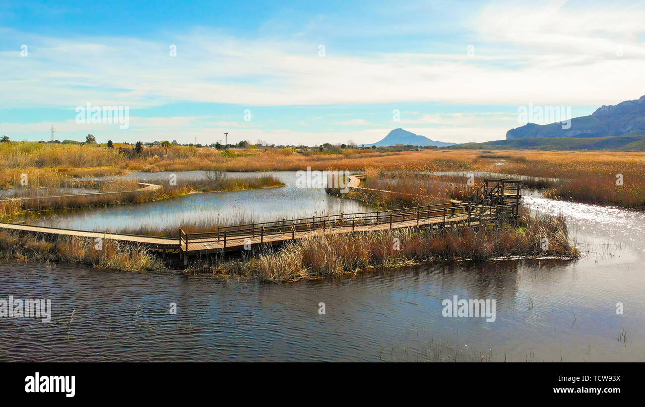 Vue aérienne d'un observatoire d'oiseaux dans le parc naturel des zones humides La Marjal Pego dans et Oliva, Espagne. Banque D'Images