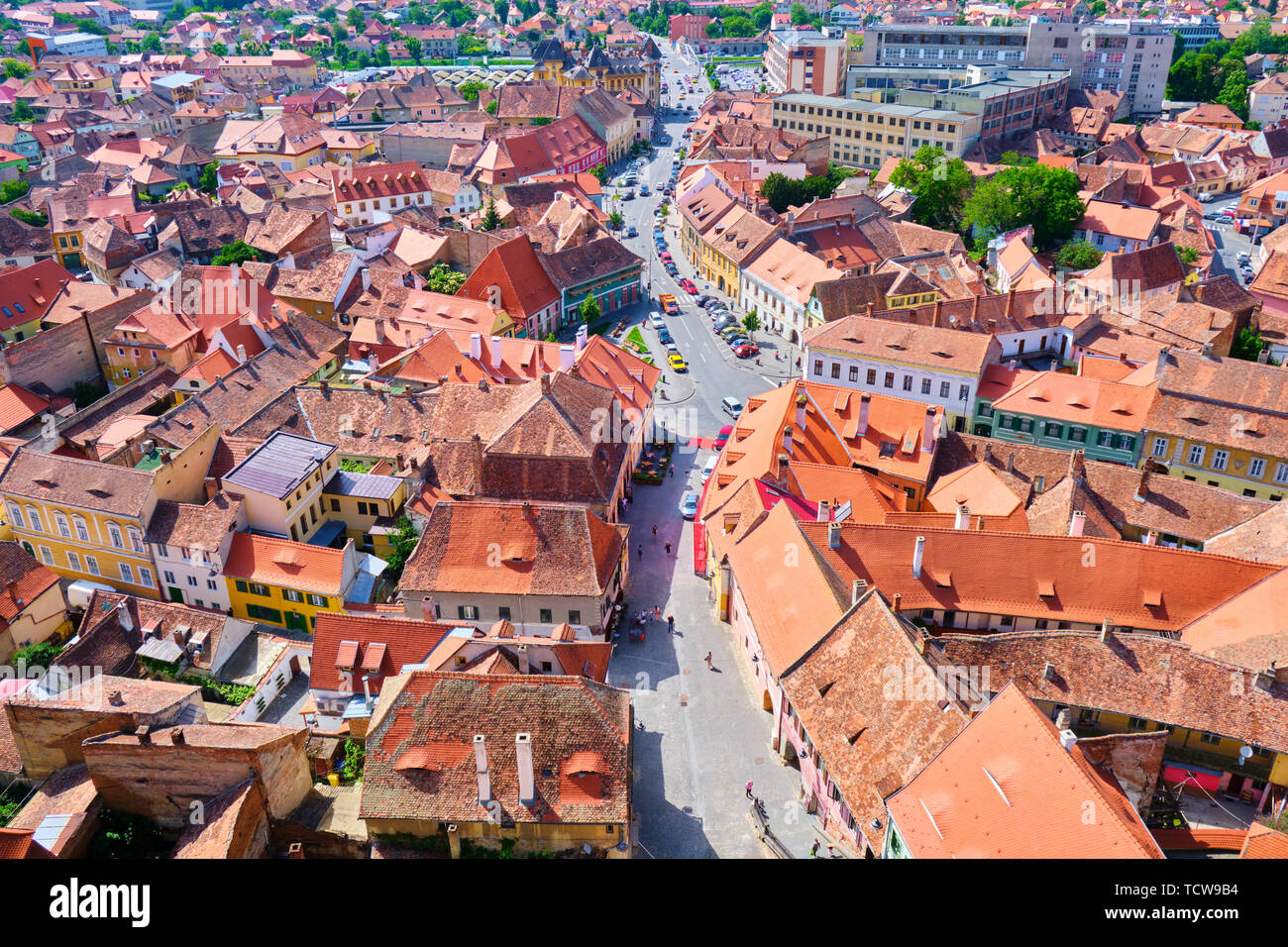 Vue aérienne de Sibiu maisons traditionnelles avec des toits brun-orangé et une rue au milieu, près de la zone piétonne de la ville/centre. Voir à partir de la montre Banque D'Images