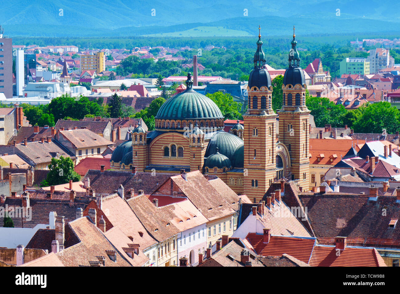 Vue aérienne de la cathédrale Holy Trinity (Catedrala Sfanta Treime din Sibiu) dans la lumière du jour. Cette basilique de style byzantin est le siège de la Roumanie Banque D'Images