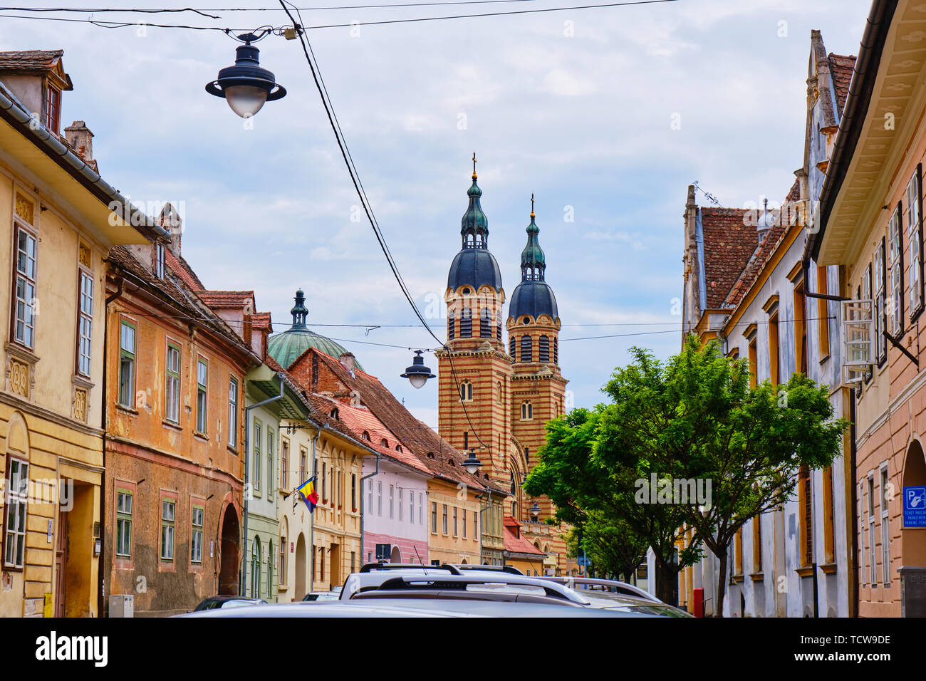 Tours de la cathédrale Holy Trinity (Catedrala Sfanta Treime din Sibiu) vu de la rues de la ville. Cette basilique de style byzantin est le siège de la R Banque D'Images