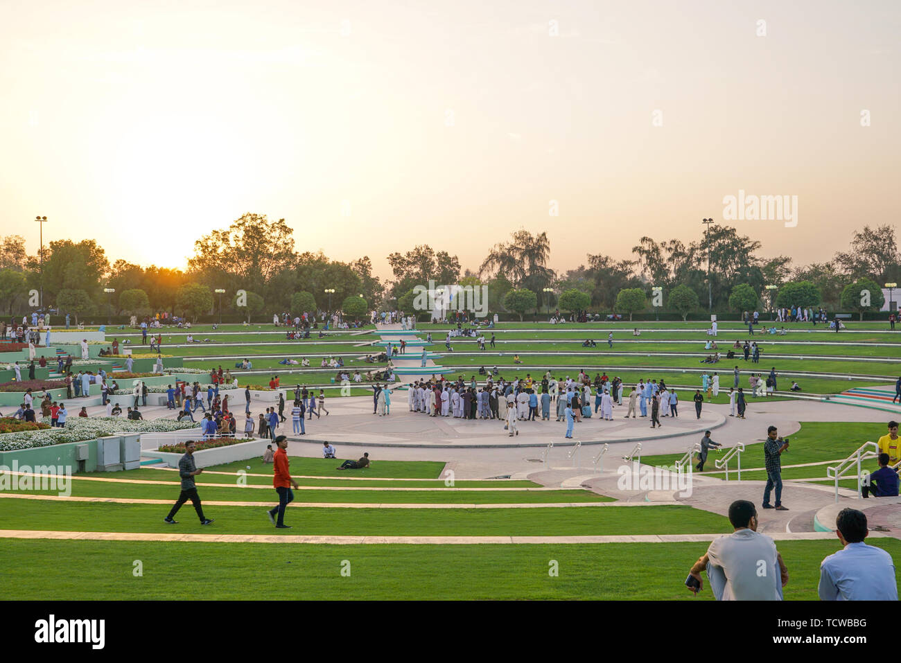 5 juin 2019 - Dubaï, Émirats arabes unis : People celebrating eid vacances au Parc Mamzar Dubai pendant le coucher du soleil. Banque D'Images