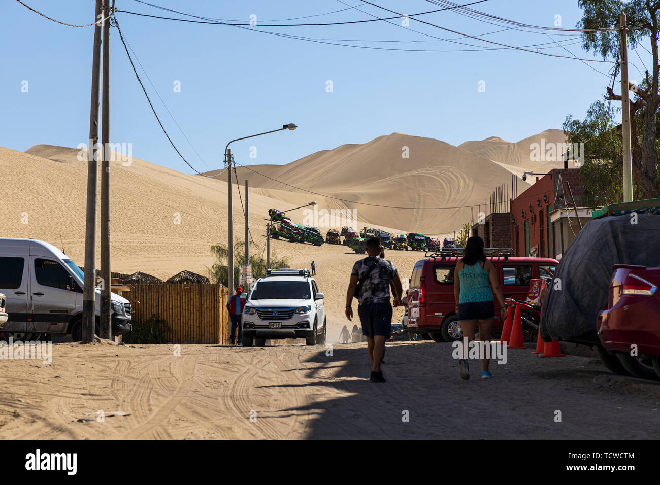 Dunes de sable et de dune buggies à Huacachina, Pérou, Amérique du Sud Banque D'Images